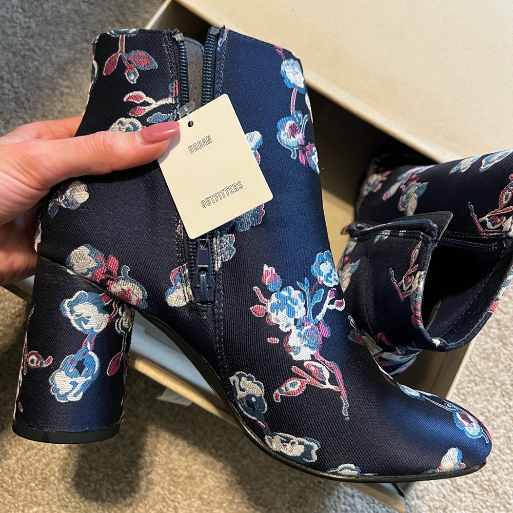 URBAN OUTFITTERS STITCHED BOOTIES 🌸👢